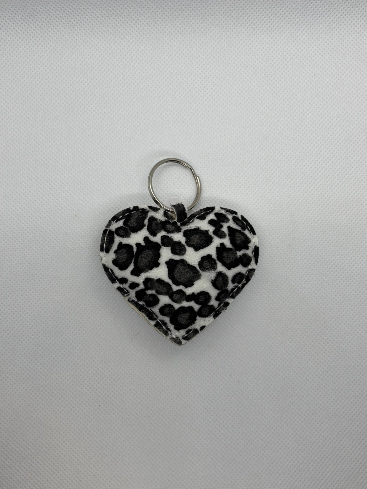 FELT WHITE LEOPARD HEART KEYCHAIN